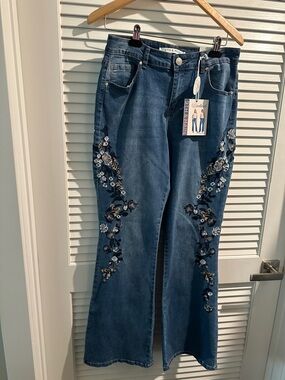 NWT 9th & Main Mid Rise Bootcut Embroidered Pattern Jeans with Five Pockets.